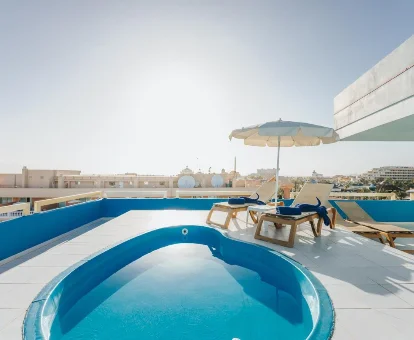 Jacuzzi al aire libre en hotel Mediterranean Palace