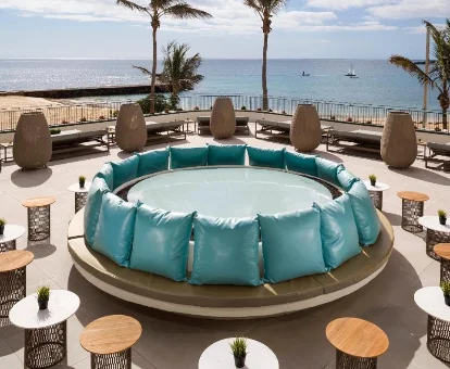 Jacuzzi exterior del hotel Meliá Salinas en Costa Teguise