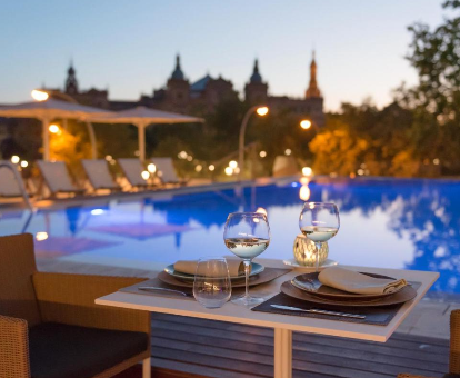 Piscina al aire libre del hotel con spa Melia Sevilla en Sevilla