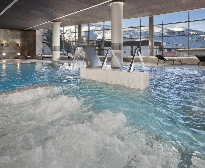 Piscina con sistemas de hidromasaje del hotel con spa Melia en Sierra Nevada