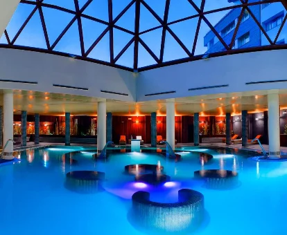 Piscina interior del hotel Melia con spa en Sierra Nevada