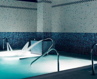 Piscina del spa del hotel Mercure Jardnes de Albia en Bilbao