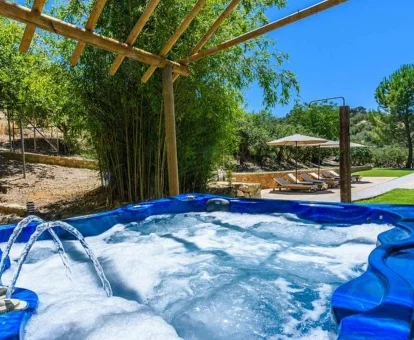Jacuzzi al aire libre de la casa rural con spa El Molino de las Palomas en Carcabuey