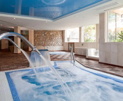 Piscina interior con sistema de hidromasaje del spa ubicado en Mon Port Hotel en Port d'Andratx