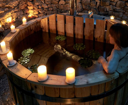 Bañera con aguas termales de la casa rural Caserio Montehermoso en Astúlez 