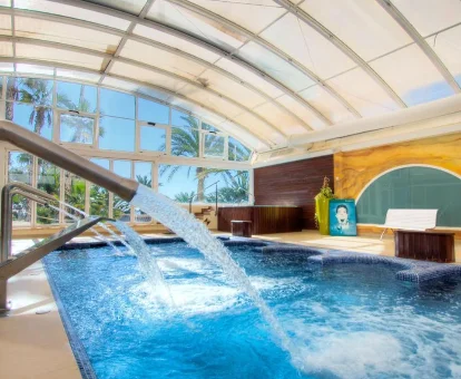 Piscina con fuents, regaderas del spa ubicado en el Hotel Montíbol en Villajoyosa