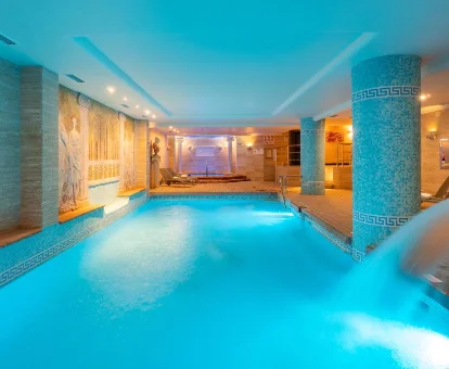 Piscina con duchas de sensaciones perteneciente al centro de bienestar del Hotel MS Amaragua en Torremolinos