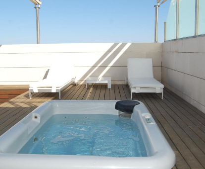 Bañera de hidromasaje situada en la terraza del hotel Neptuno en Valencia