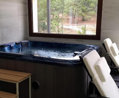 Jacuzzi del spa ubicado en el hotel El Nido de Pinares en Navaleno