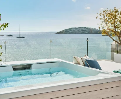Bañera de hidromasaje ubicada en la terraza del spa. Nobu Hotel en Talamanca