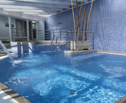 Piscina con duchas sensaciones del spa situado en el Hotel Nuevo Vichona