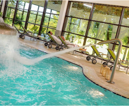 Piscina climatizada, con duchas de agua a presion del spa ubicado en el hotel Palacio De La Llorea en Deva