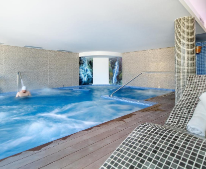 Piscina de hidromasaje ubicada en el spa del hotel Oca Playa de Foz en Foz