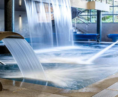 Piscina climatizada y con duchas sensaciones del spa ubicado en el hotel Oca Vila en Allariz
