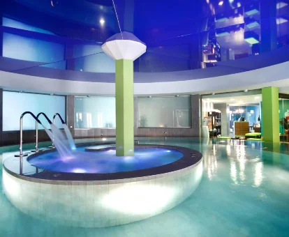 Jacuzzi de hidromasaje localizado en el spa del hotel Occidental Menorca en Punta Prima