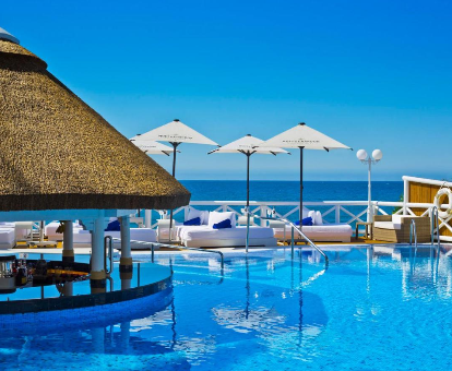 Piscina al aire libre frente al mar del hotel con spa El Oceano Beach Hotel, La Cala de Mijas
