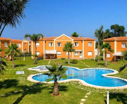 Piscina de los apartamentos y Villas Oliva Nova 