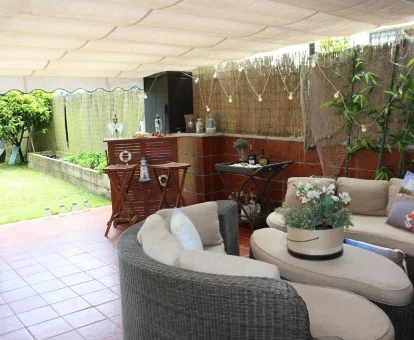 Zona de descanso con barbacoa del apartamento con servicios de spa Orio Playa en Orio