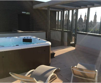 Bañera de hidromasaje ubicada en la terraza de los apartamentos con spa Oupen De Dor, Zaragoza