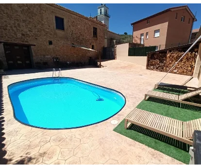 Piscina al aire libre del hotel con spa Palacio de Velamazán en Velamazán
