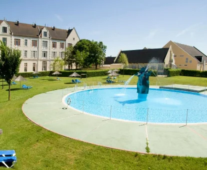 Piscina al aire libre del hotel con spa Balneario Palacio de Las Salinas en Medina del Campo