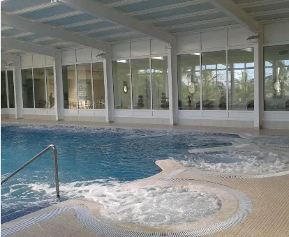 Piscina del spa del hotel Palasiet Thalasso en Benicàssim