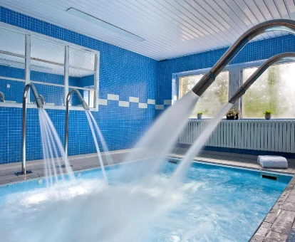 Piscina interior con sistema de hidromasaje ubicada en el spa del Hotel Pamplona El Toro, Berrioplano