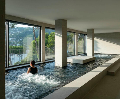 Amplia piscina con hidromasaje del spa ubicado en el hotel Parador de AiguaBlava en Begur