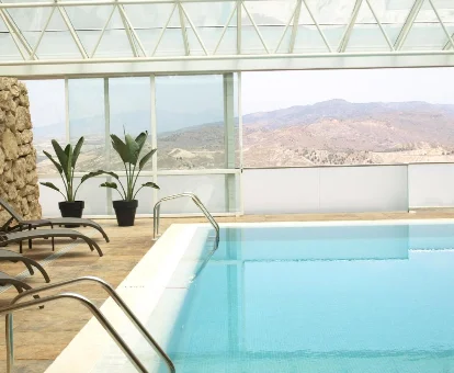 Piscina interior del hotel con spa Parador de Lorca en Lorca