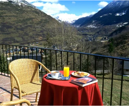 Terraza con hermosa vista hacia las montañas del Hotel con spa en el Parador de Vielha en Vielha