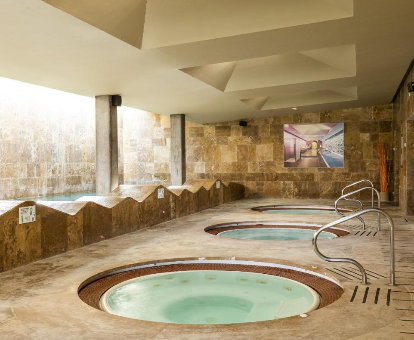 Bañeras de hidromasaje del spa ubicado en el hotel Parador de El Saler en El Saler