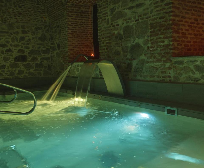 Bañera de hidromasaje del hotel con spa Parador de La Granja en La Granja de San Ildefonso