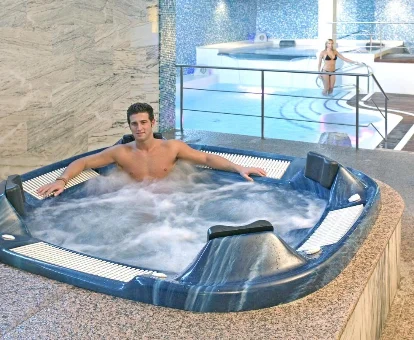 Jacuzzi de hidromasaje del spa situado en el Hotel Villa Pasiega en Hoznayo
