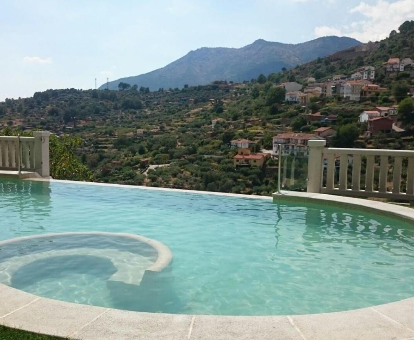 Piscina al aire libre del hostal con spa El Cerro en Pedro Bernardo