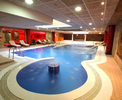 Piscina de hidromasaje del spa ubicado en el hotel Peñiscola Plaza Suites en Peñíscola