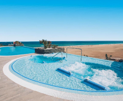 Piscina de sensaciones del hotel con spa Playa Gaviotas en Morro del Jable