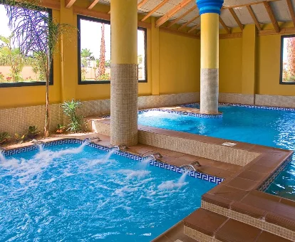 Piscina interior con hidromasajes en Playa Marina Spa Hotel - Luxury