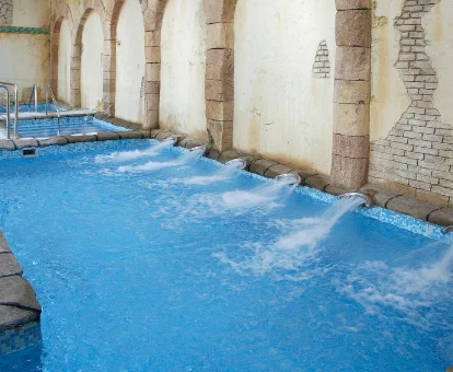Piscina del hotel con spa Playacálida en Almuñécar
