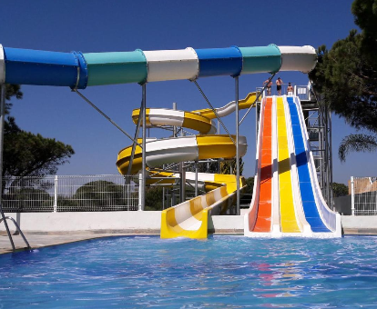 Zona de piscina al aire libre con toboganes en Playacartaya Aquapark & Spa Hotel