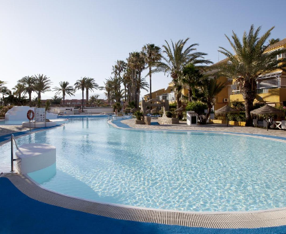 Piscina exterior del hotel Playalinda Aquapark & Spa en Roquetas de Mar