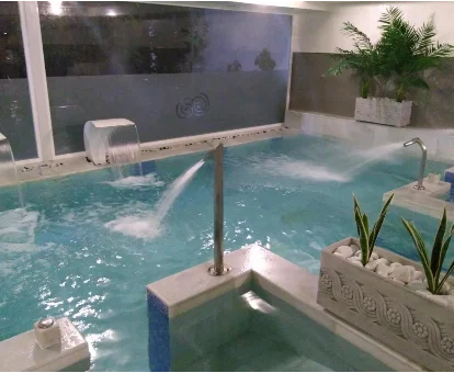 Piscina interior del camping Playas del Vicario en Las Casas