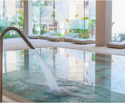 Piscina interior de hidromasaje ubicada en el spa del hotel Port Benidorm en Benidorm