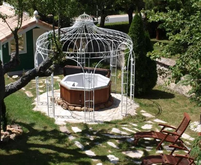 Bañera de hidromasaje exterior de la Posada Del Indiano en Cidones