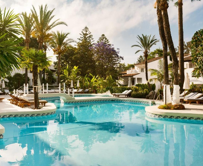 Piscina exterior del hotel con spa Puente Romano en Marbella