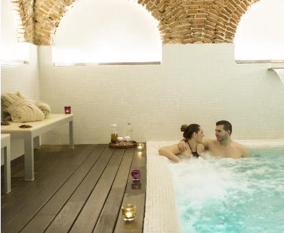 Piscina de hidromasaje del Spa del Hotel Puerta de Alcalá en Madrid