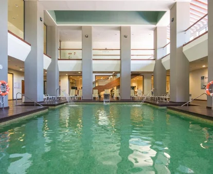 Piscina cubierta en Puerto Antilla Grand Hotel 