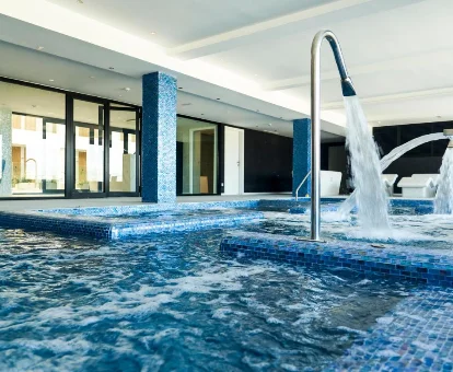 Piscina del spa del hotel El Puerto Ibiza en Ibiza Town