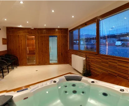 Jacuzzi con hidromasaje ubicado en el spa del Hotel Puigcerda Park