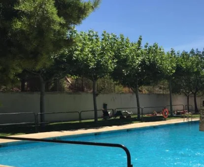 Piscina exterior del chalet con spa Rails del Temple en Castellote