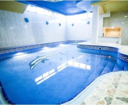 Piscina interior del hotel con spa Real de Castilla en Tordesillas